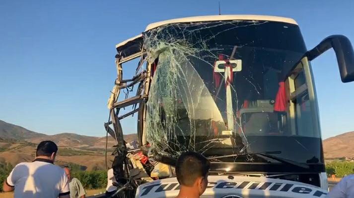 Yolcu otobüsünün çarptığı kargo kamyonu devrildi! Çok sayıda yaralı var