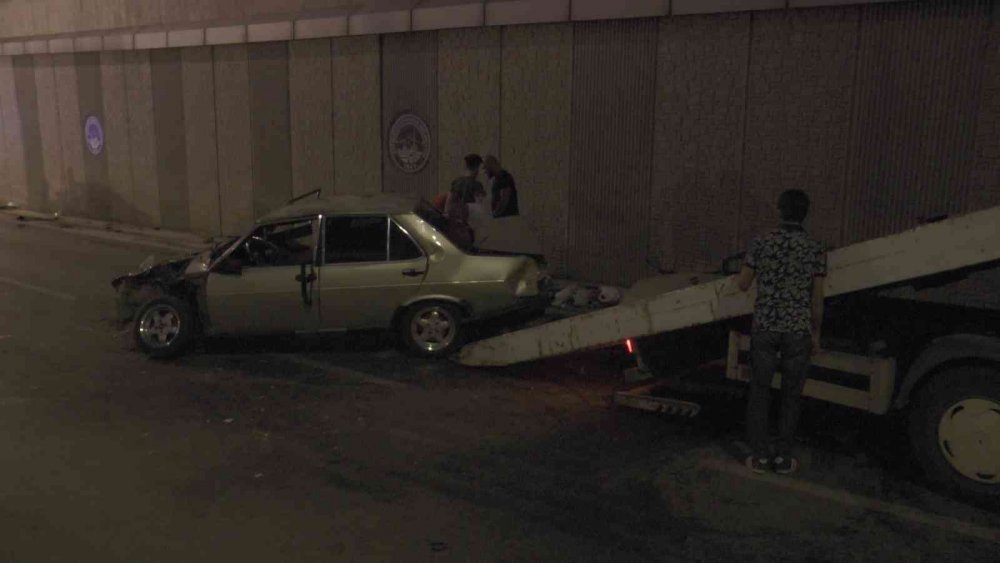 Alt geçitte korkunç kaza! 6 araç birbirine girdi, biri duvara çarpıp takla attı