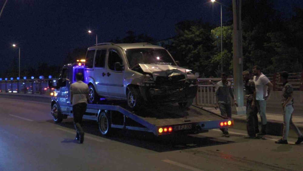 Alt geçitte korkunç kaza! 6 araç birbirine girdi, biri duvara çarpıp takla attı