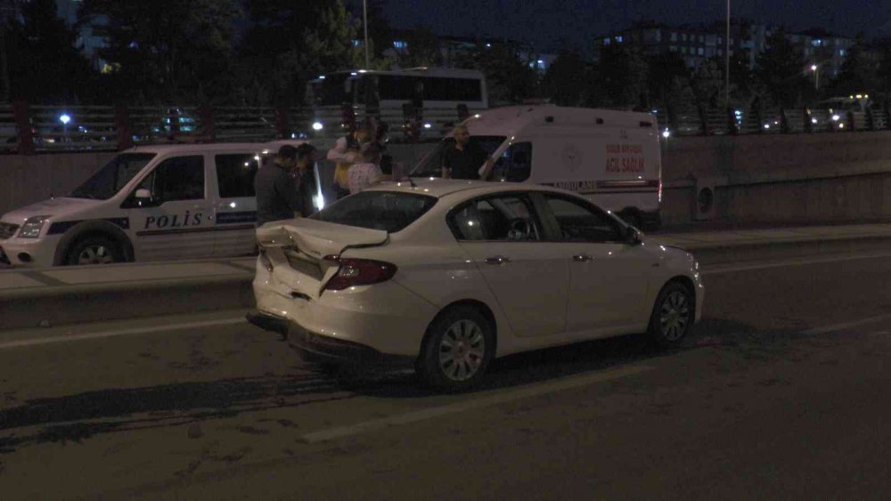 Alt geçitte korkunç kaza! 6 araç birbirine girdi, biri duvara çarpıp takla attı