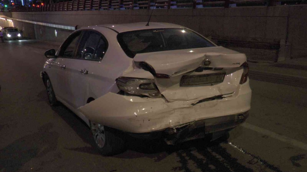 Alt geçitte korkunç kaza! 6 araç birbirine girdi, biri duvara çarpıp takla attı