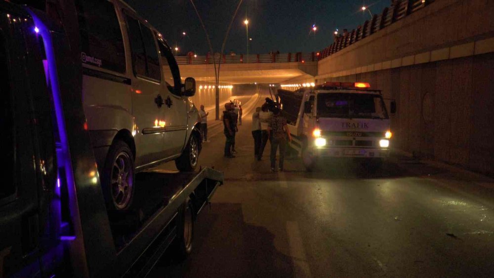 Alt geçitte korkunç kaza! 6 araç birbirine girdi, biri duvara çarpıp takla attı
