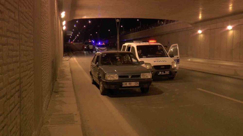 Alt geçitte korkunç kaza! 6 araç birbirine girdi, biri duvara çarpıp takla attı