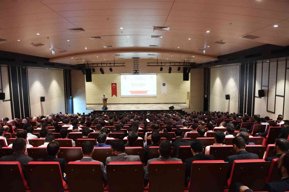 Konya dahil 10 ildeki Dini Yüksek İhtisas Merkezlerinden mezun olan 286 kursiyere plaketlerini Prof. Erbaş verdi