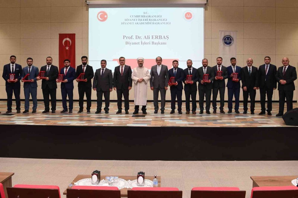 Konya dahil 10 ildeki Dini Yüksek İhtisas Merkezlerinden mezun olan 286 kursiyere plaketlerini Prof. Erbaş verdi