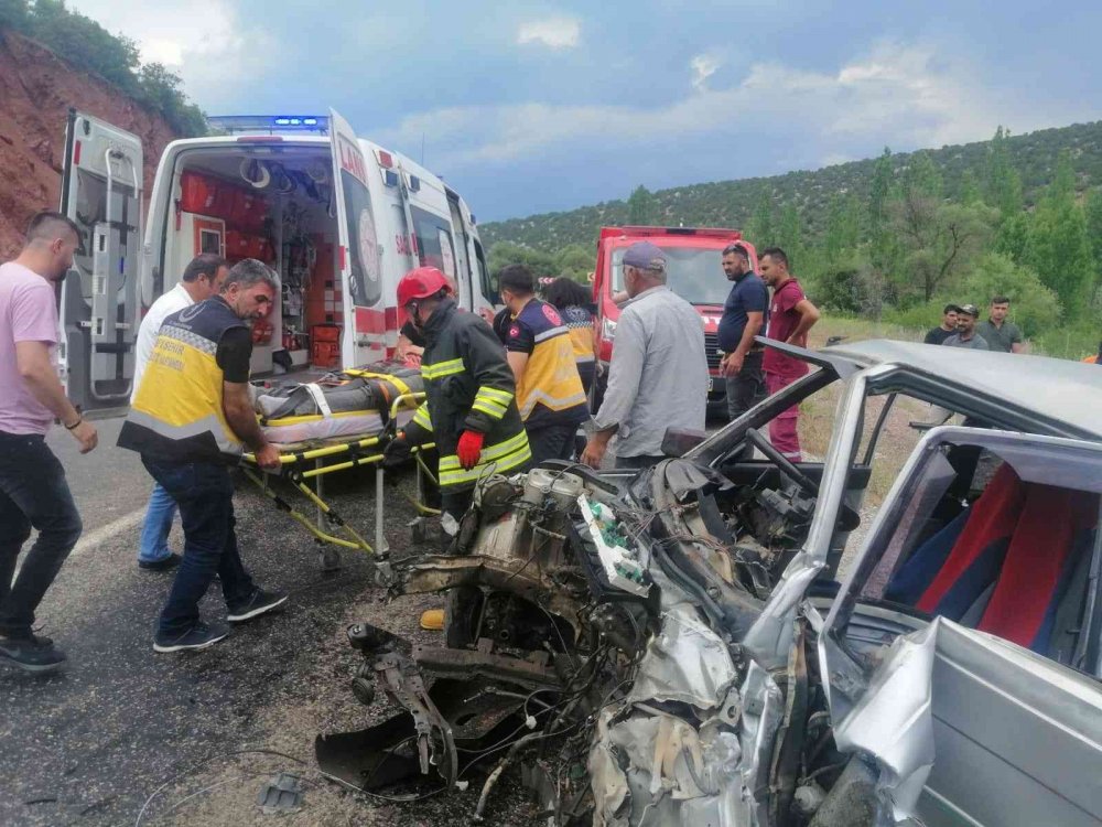 Konya’da feci kaza! Minibüsle çarpışan otomobil hurdaya döndü! Çoğu yaşlı 1'i ağır 6 yaralı