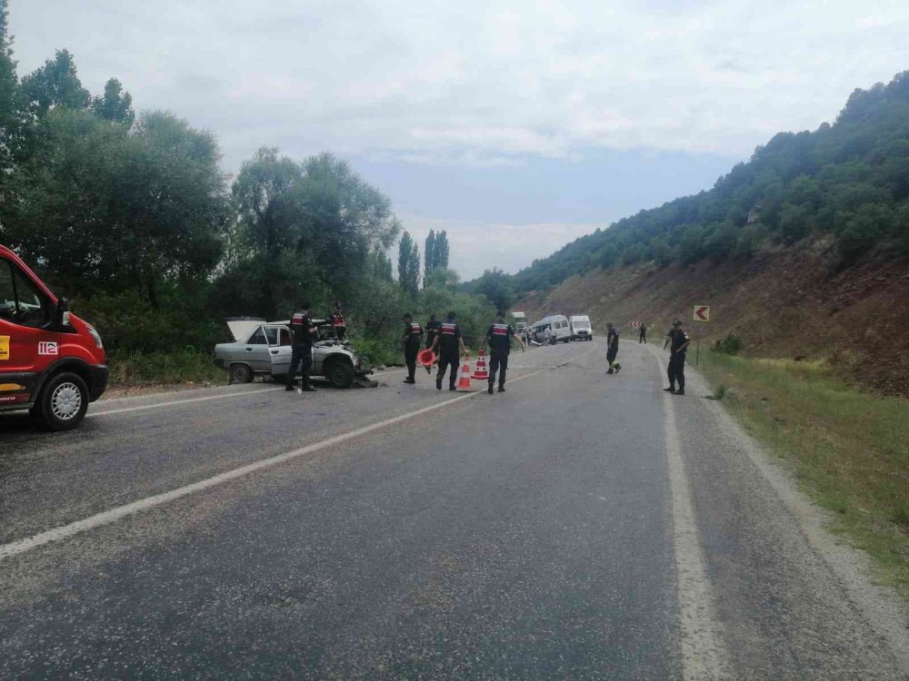 Konya’da feci kaza! Minibüsle çarpışan otomobil hurdaya döndü! Çoğu yaşlı 1'i ağır 6 yaralı