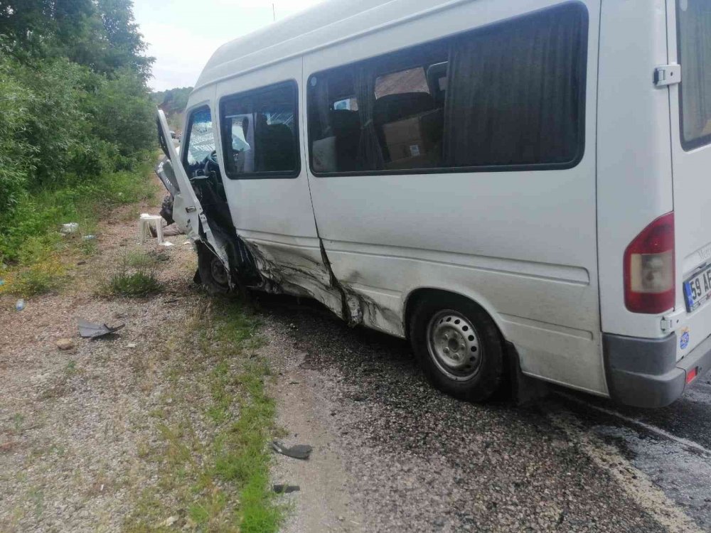 Konya’da feci kaza! Minibüsle çarpışan otomobil hurdaya döndü! Çoğu yaşlı 1'i ağır 6 yaralı