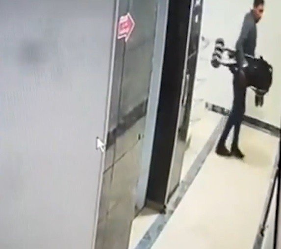 Konya'da kapı önlerinden ayakkabı ve bebek arabası gibi eşyaları çalan hırsız yakalandı! O anlar kamerada
