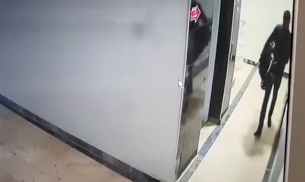 Konya'da kapı önlerinden ayakkabı ve bebek arabası gibi eşyaları çalan hırsız yakalandı! O anlar kamerada