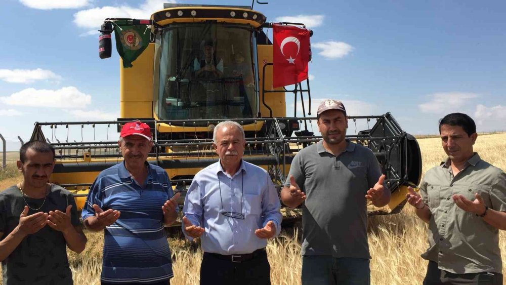 Konya'da 2022 yılının ilk arpa hasadı dualarla başladı