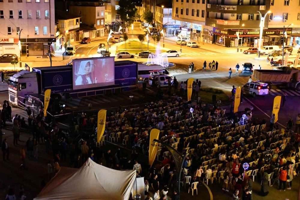 Konya'nın ilçelerini Gezen Sinema Tırı Kulu'da yoğun ilgi gördü