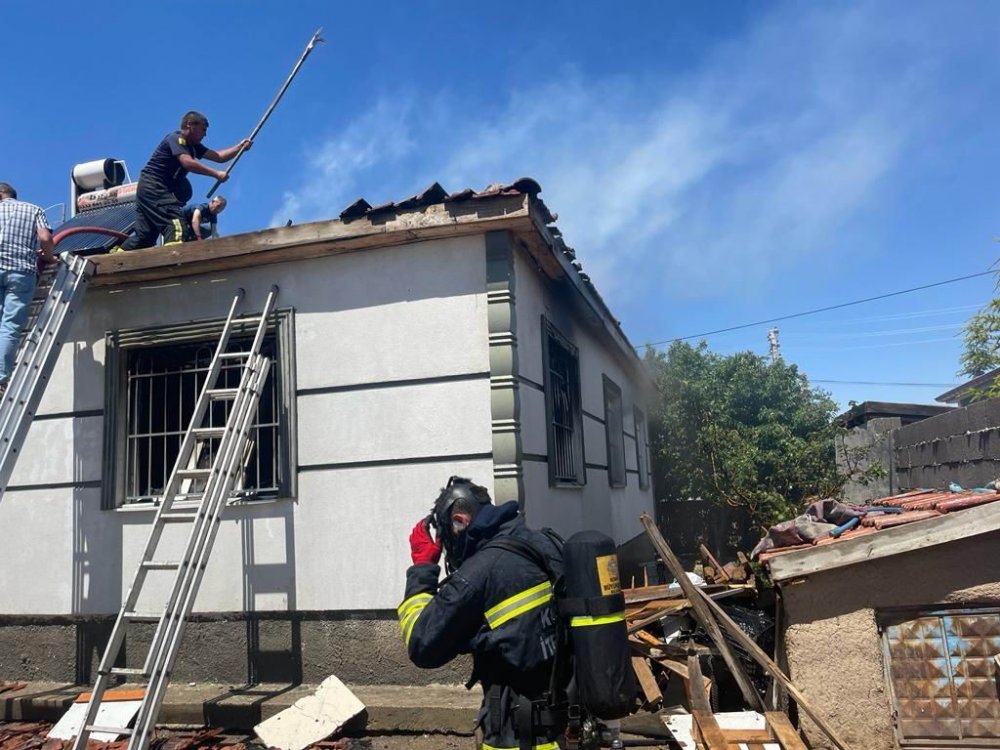 Konya’da çatıda çıkan yangın evi sardı! Müstakil kullanılamaz hale geldi