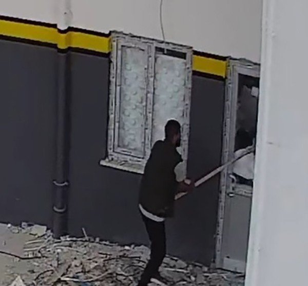 Konya'da fabrikaya giren 1'i kadın iki hırsız kabloları satarken yakalandı! Polise de çarptılar