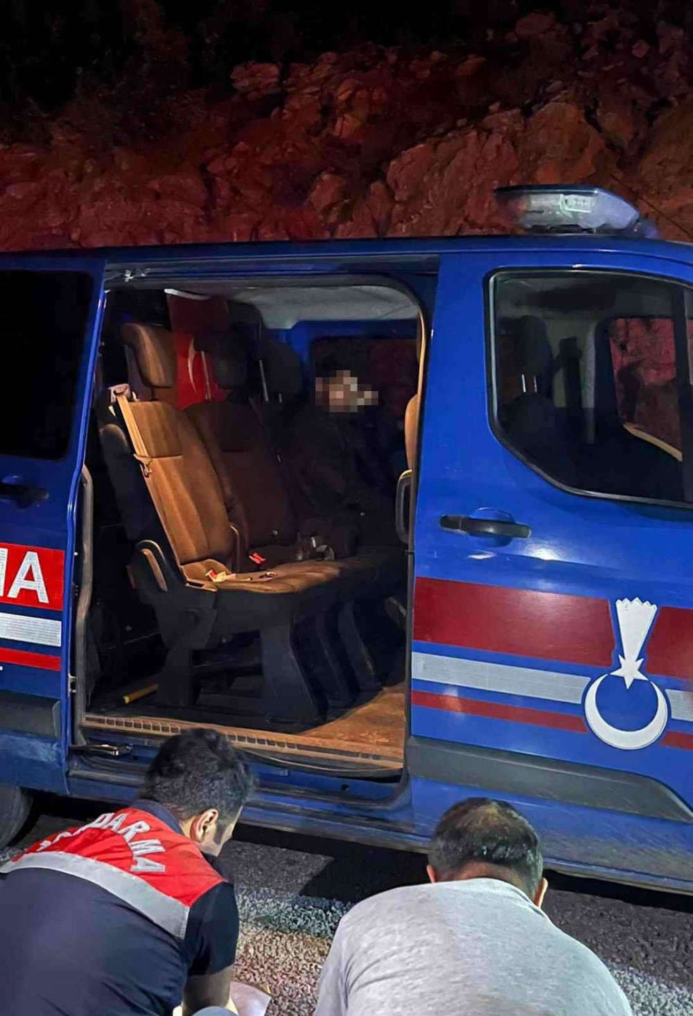 Alanya’da ormanı 3 yerden ateşe veren alçak 4. noktada suçüstü yakalandı! Çantasından çok sayıda yanıcı malzeme çıktı