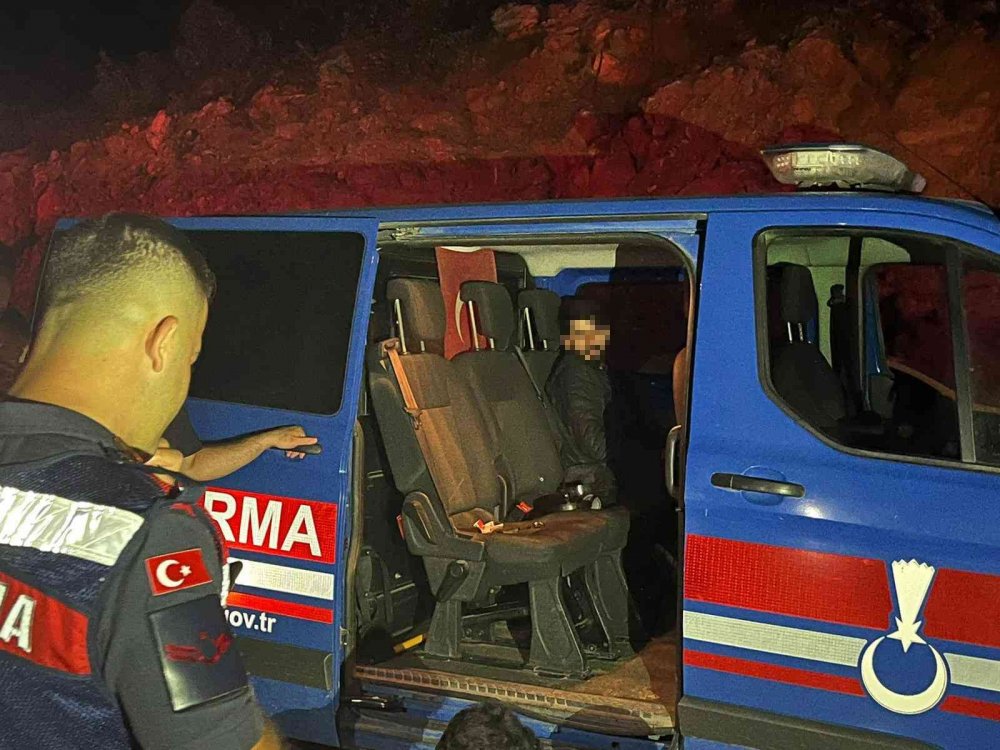 Alanya’da ormanı 3 yerden ateşe veren alçak 4. noktada suçüstü yakalandı! Çantasından çok sayıda yanıcı malzeme çıktı