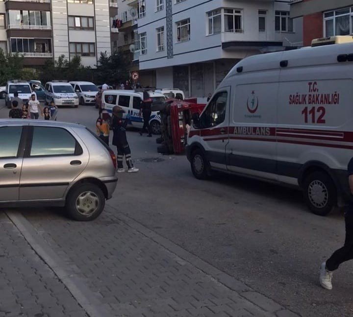 Ankara’da sürekli drift yapan çocuk mahalleliyi bezdirdi! Aracı devirdiler ortalık karıştı
