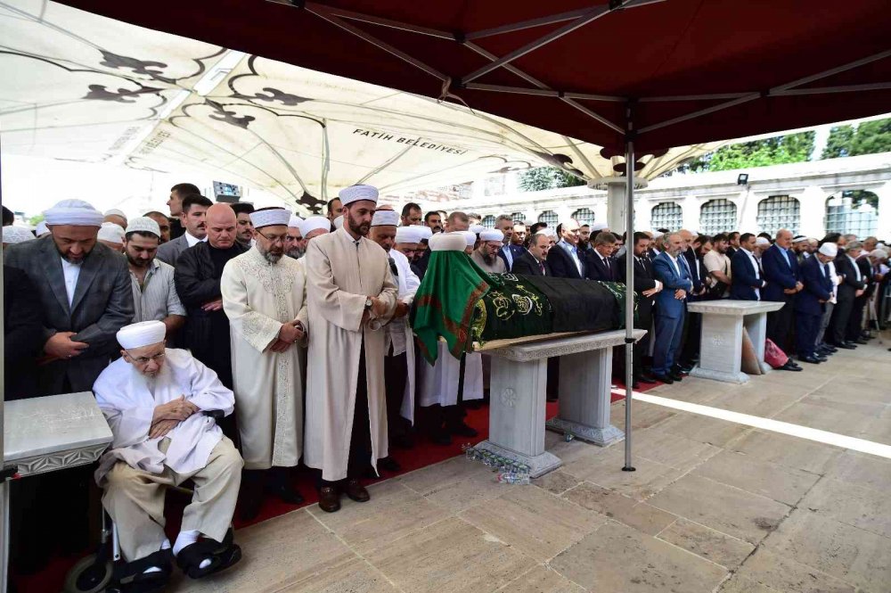 Mahmut Ustaosmanoğlu'nu binlerce kişi uğurladı! Erdoğan: Kendisini imanıyla tanıdık, bildik!