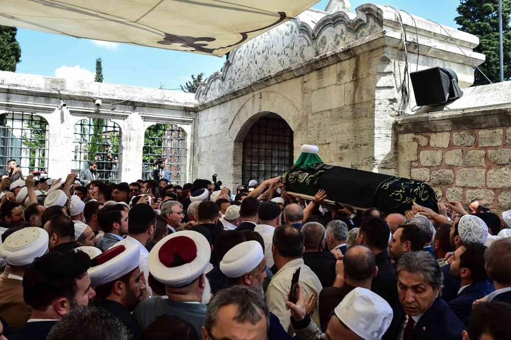 Mahmut Ustaosmanoğlu'nu binlerce kişi uğurladı! Erdoğan: Kendisini imanıyla tanıdık, bildik!