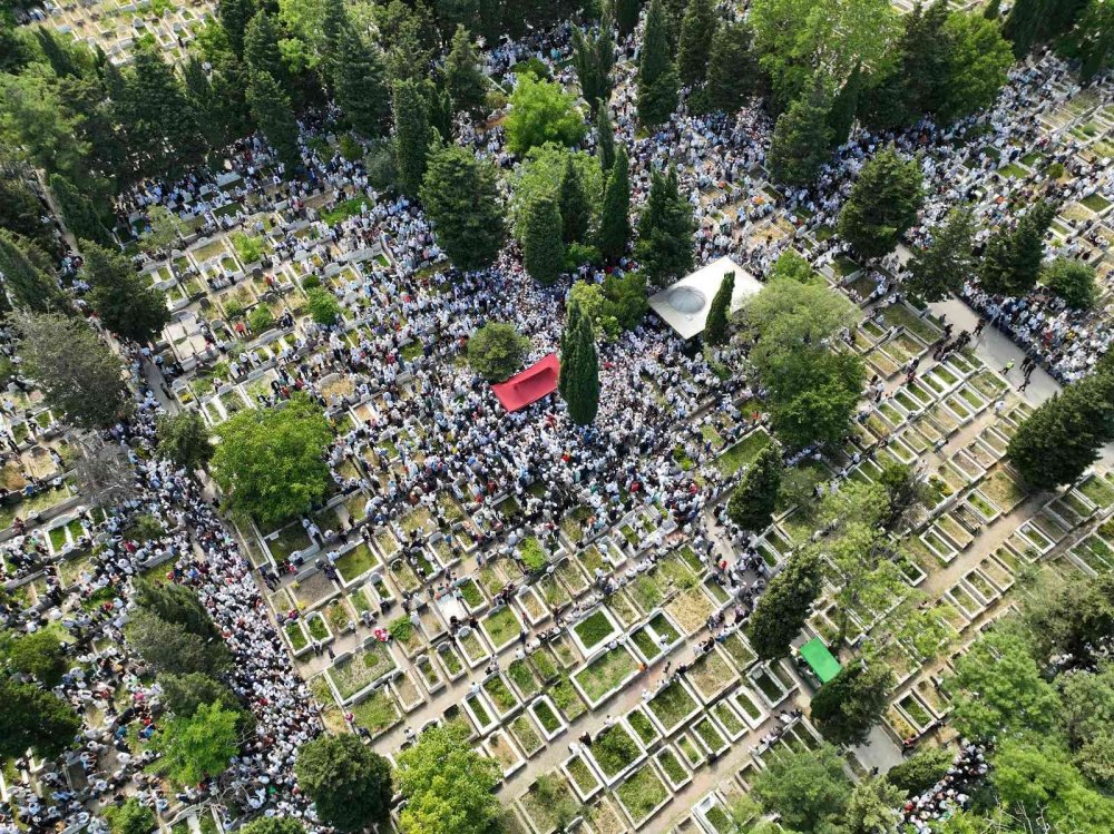 Mahmut Ustaosmanoğlu'nun toprağa verildiği Sakızağacı Şehitliği böyle görüntülendi