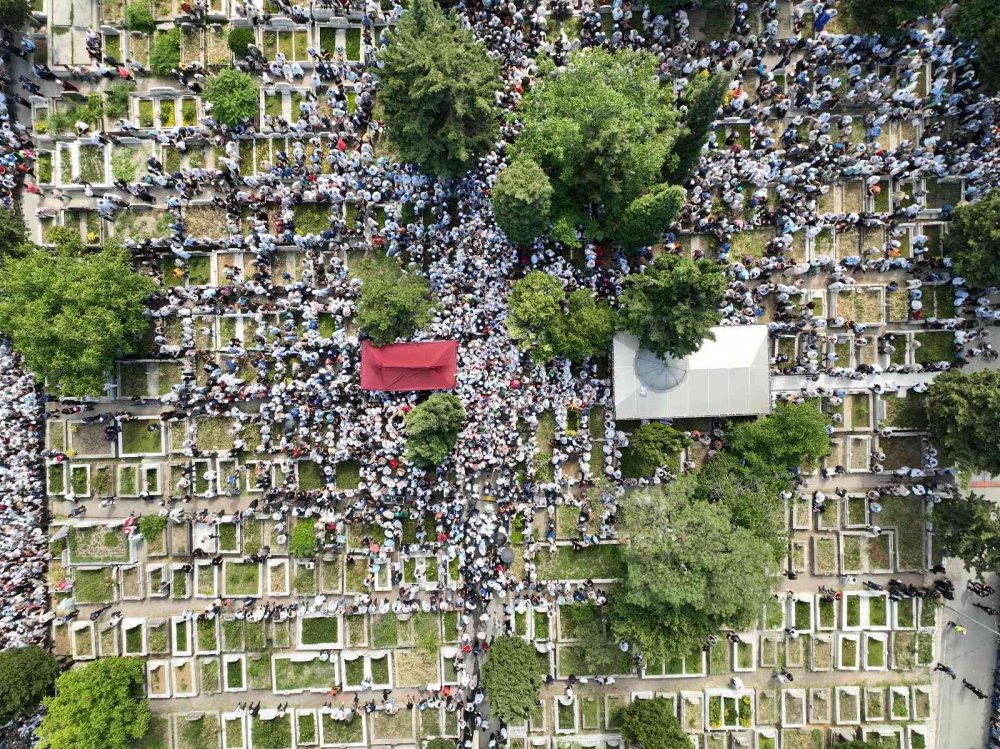Mahmut Ustaosmanoğlu'nun toprağa verildiği Sakızağacı Şehitliği böyle görüntülendi