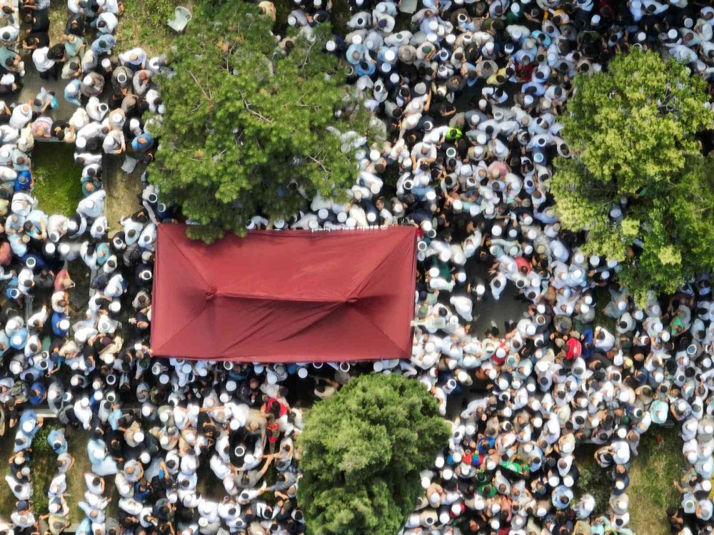 Mahmut Ustaosmanoğlu'nun toprağa verildiği Sakızağacı Şehitliği böyle görüntülendi