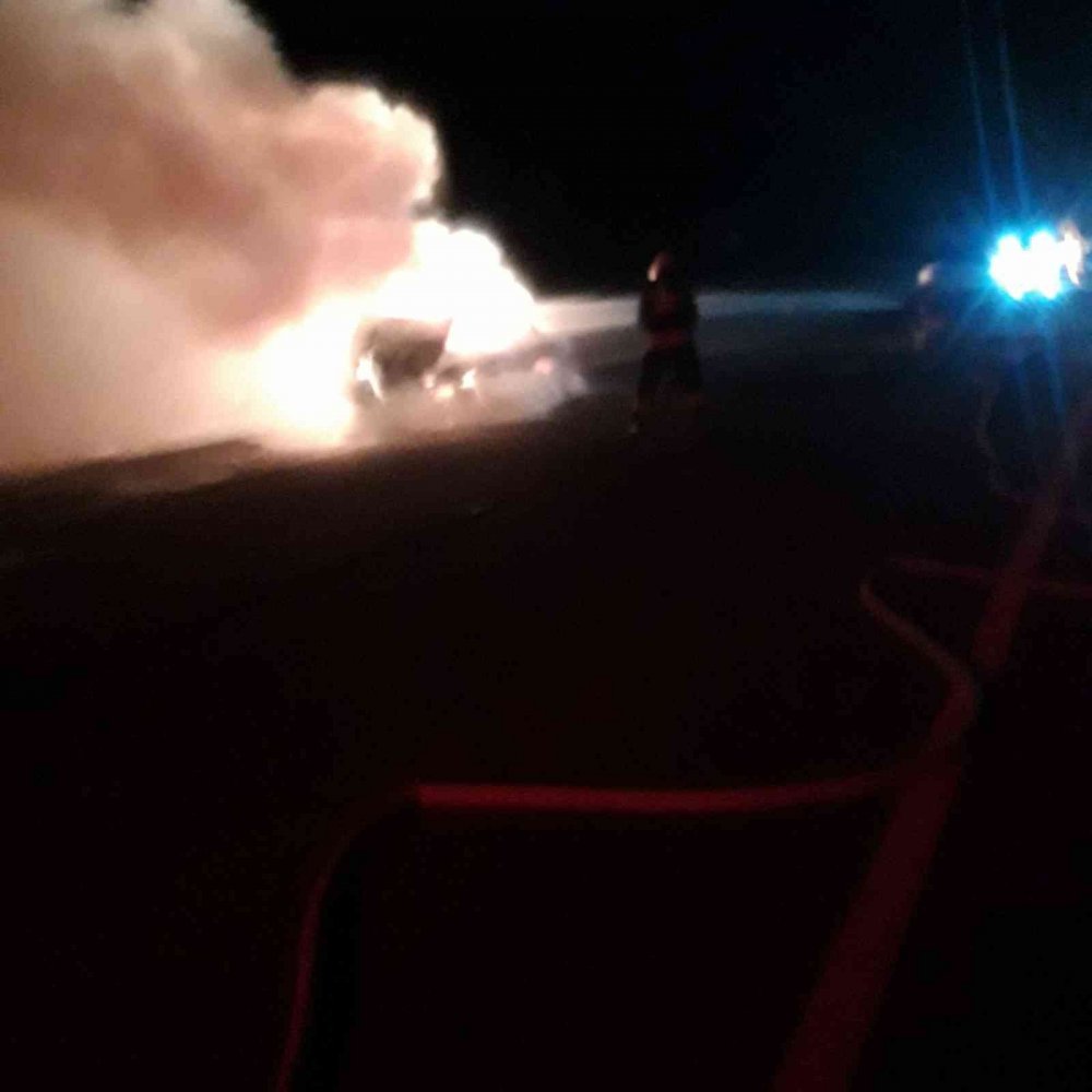 Seyir halinde alev alan araçtan zor kurtuldu