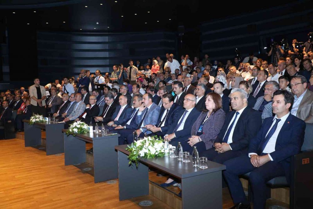 Bakan Özer'den Konya'da önemli açıklamalar! Başörtüsünü yasaklayanlar kadına şiddetle ilgili konuşmasın