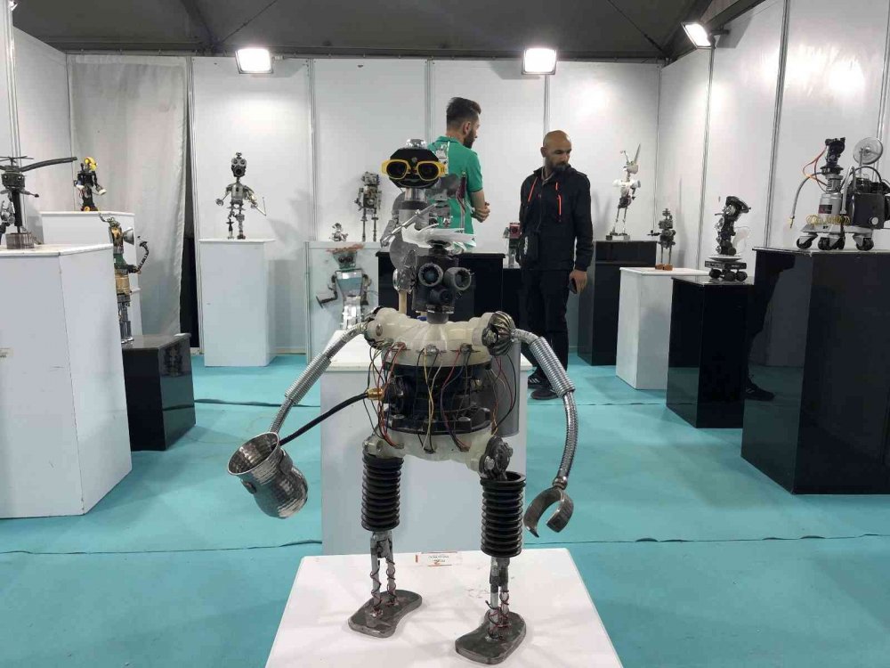 Konya'da NEÜ öğrencileri atıkları sanat eseri robotlara dönüştürdü