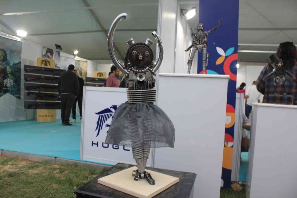Konya'da NEÜ öğrencileri atıkları sanat eseri robotlara dönüştürdü