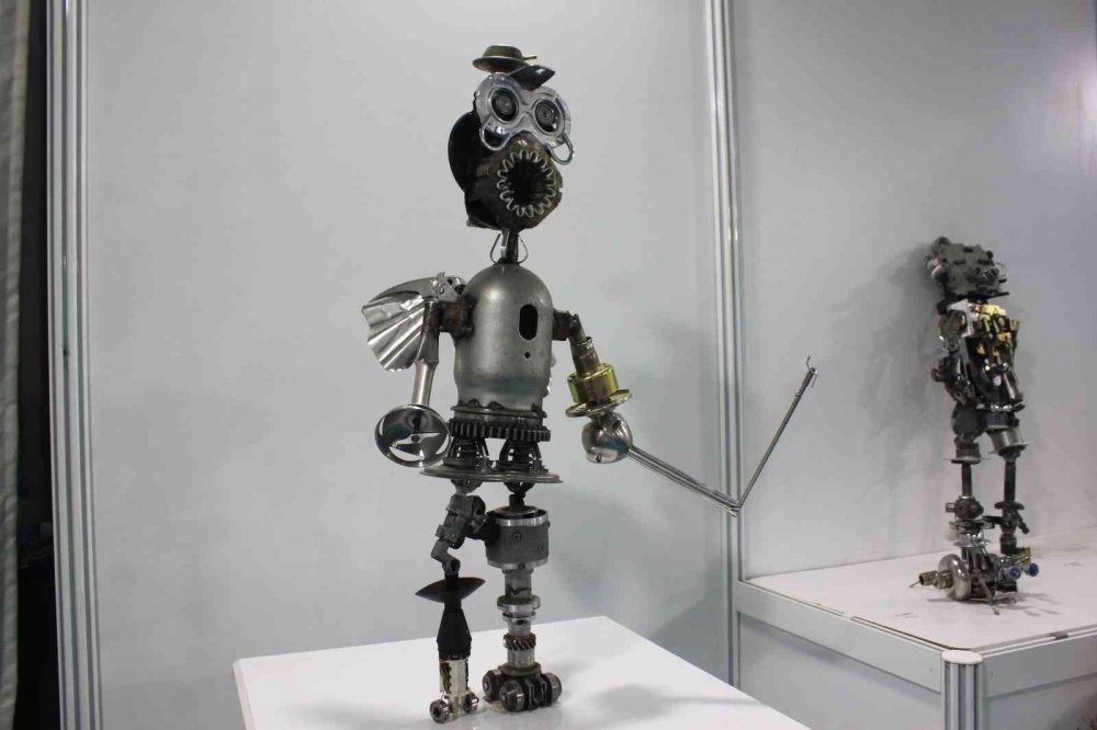 Konya'da NEÜ öğrencileri atıkları sanat eseri robotlara dönüştürdü