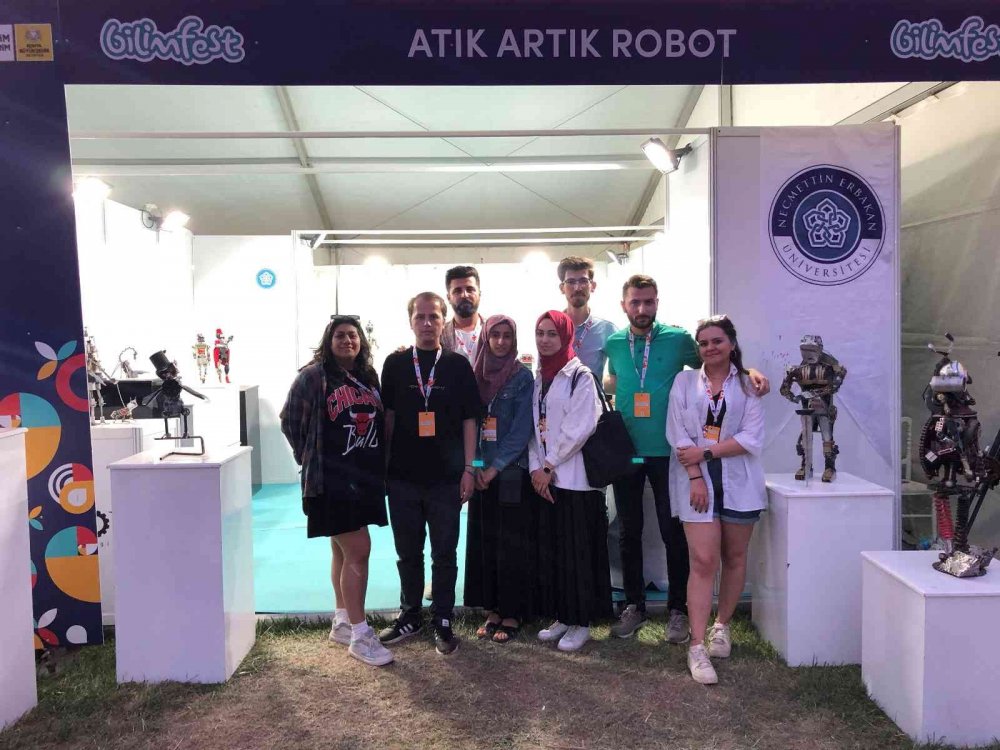 Konya'da NEÜ öğrencileri atıkları sanat eseri robotlara dönüştürdü