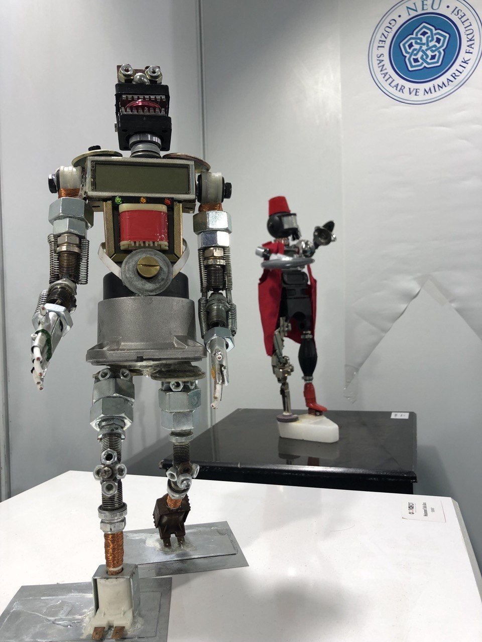 Konya'da NEÜ öğrencileri atıkları sanat eseri robotlara dönüştürdü