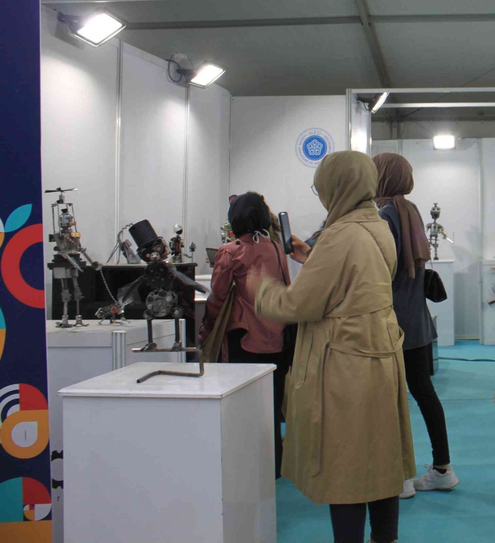 Konya'da NEÜ öğrencileri atıkları sanat eseri robotlara dönüştürdü