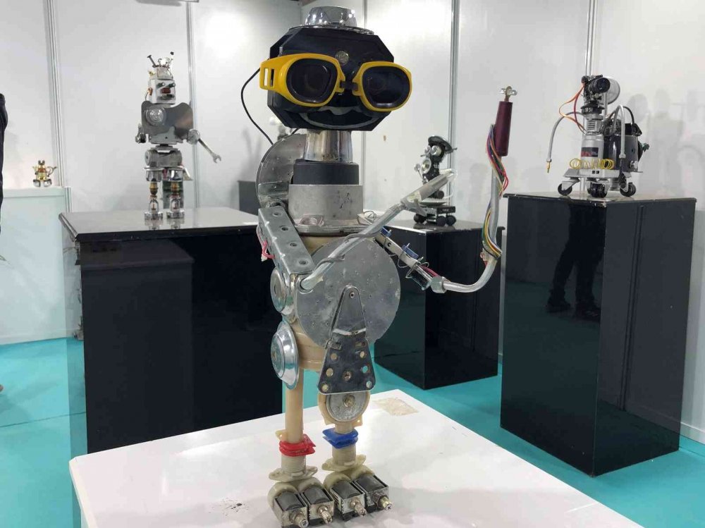 Konya'da NEÜ öğrencileri atıkları sanat eseri robotlara dönüştürdü