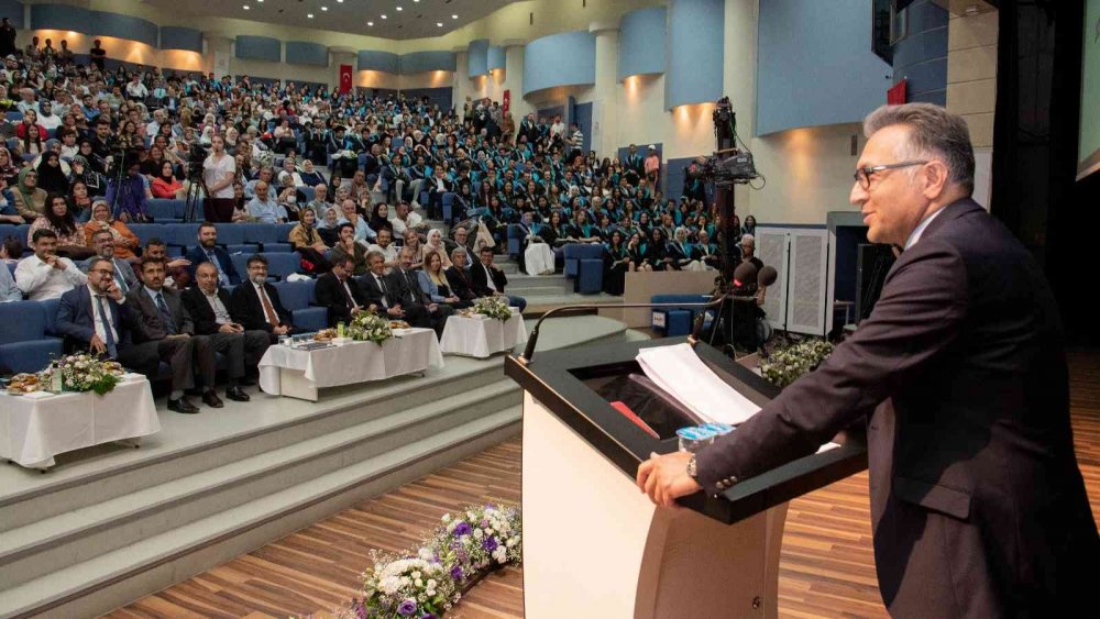 SÜ Rektörü Prof. Aksoy: Türk kimliğinin daha iyi yerlere gelmesi için gayret ediyoruz