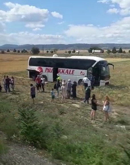 Yolcu otobüsü tarlaya uçtu! Çok sayıda yaralı var