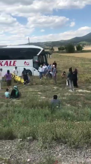 Yolcu otobüsü tarlaya uçtu! Çok sayıda yaralı var