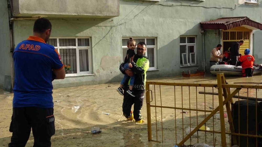 AFAD Başkanı Sezer sel bölgesinde son durumu açıkladı: 235 vatandaş tahliye edildi! Konya dahil 26 ilden ekipler bölgede