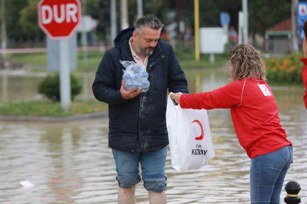 Kızılay ekipleri sel felaketine destek için afet bölgesinde
