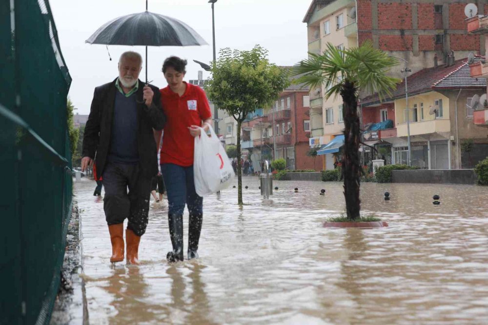 Kızılay ekipleri sel felaketine destek için afet bölgesinde