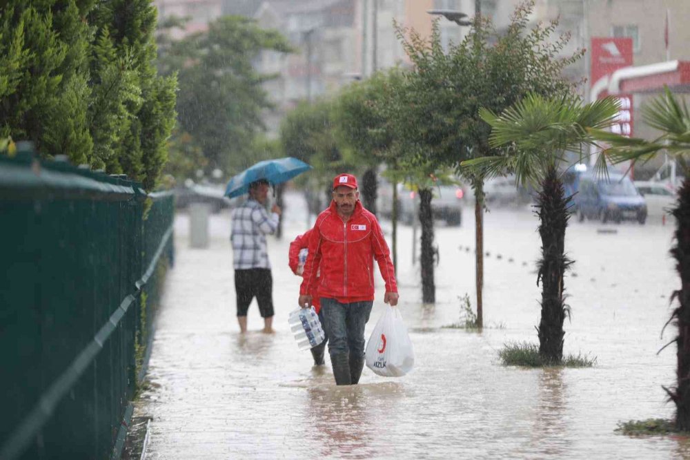 Kızılay ekipleri sel felaketine destek için afet bölgesinde