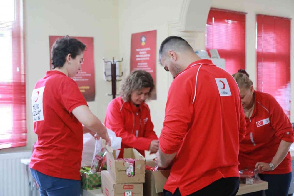 Kızılay ekipleri sel felaketine destek için afet bölgesinde