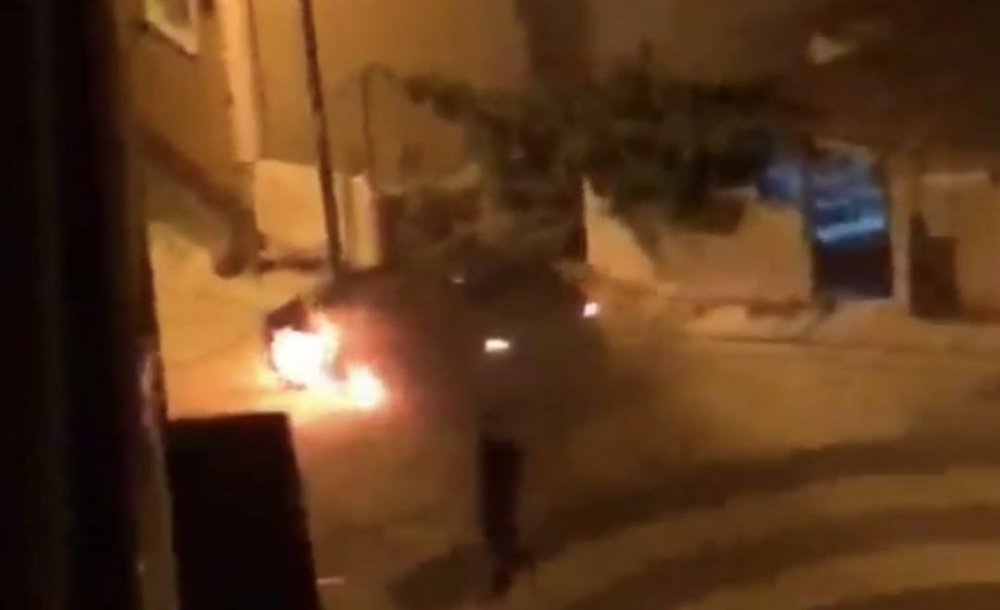 Park halindeki otomobil alev topuna döndü