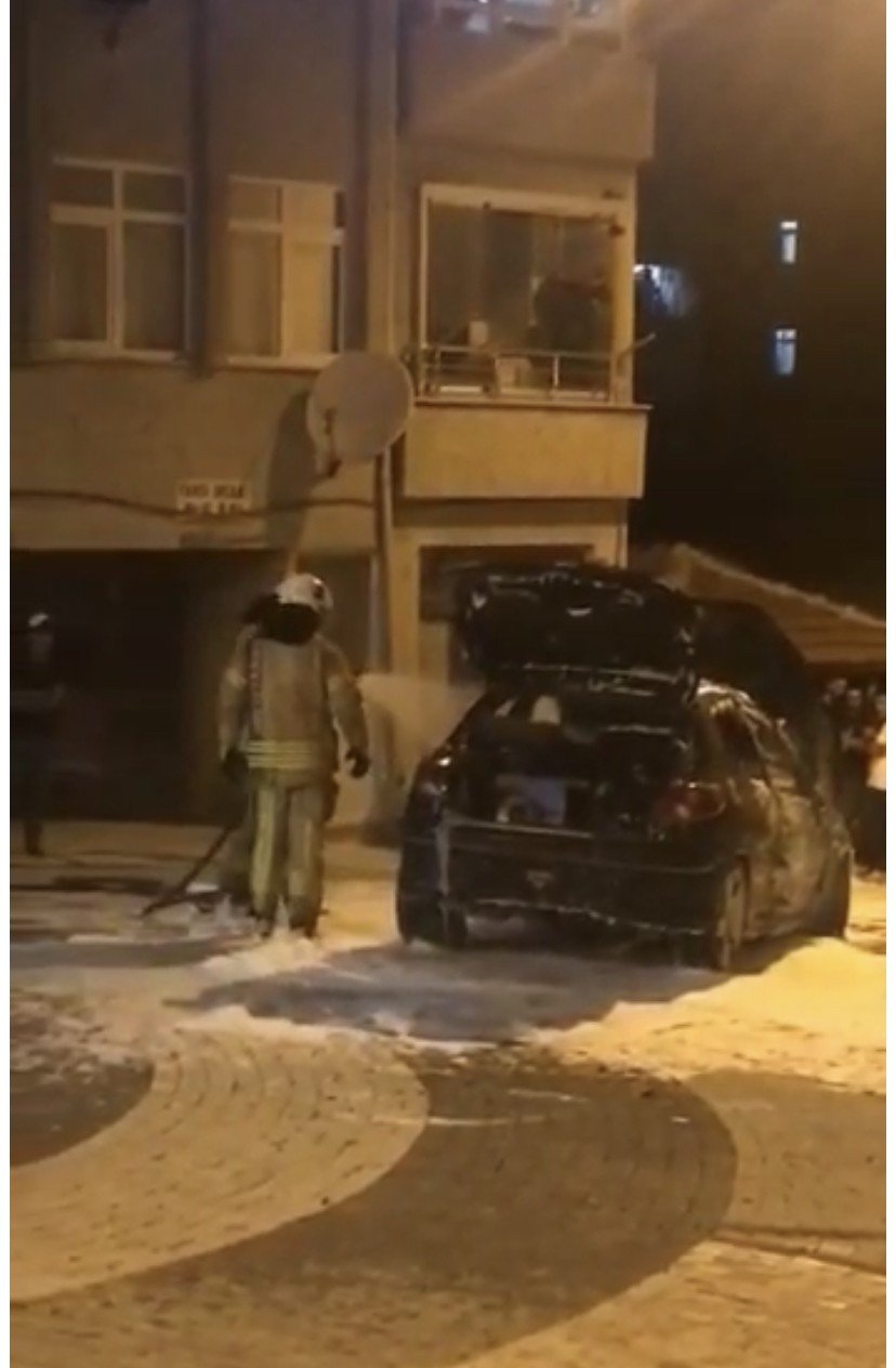 Park halindeki otomobil alev topuna döndü
