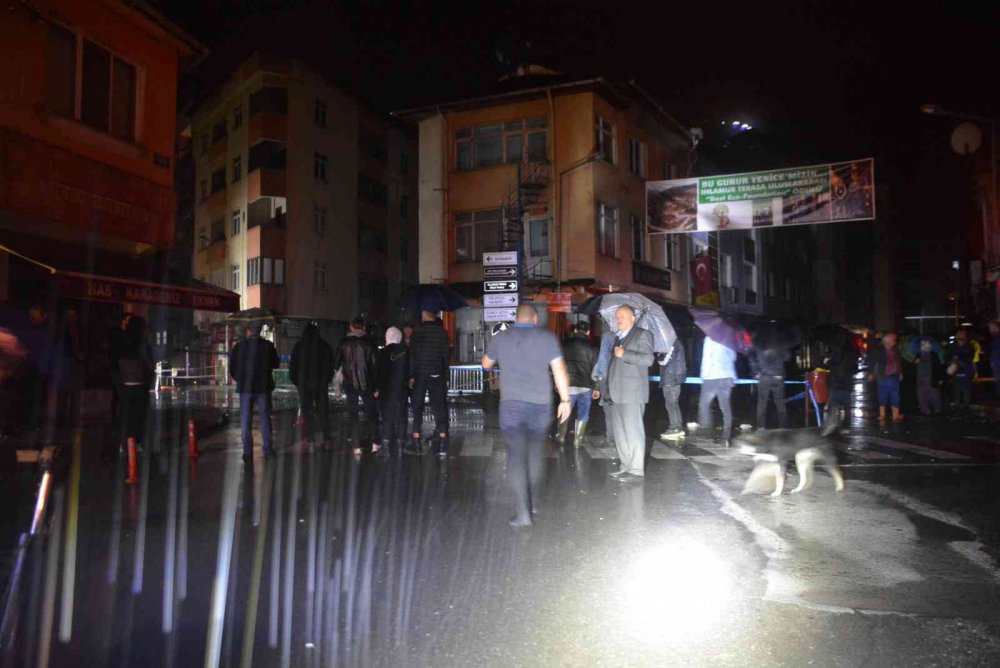 Yenice’yi sel bastı! Vatandaş sokağa döküldü! Esnaf ekmek teknelerini kurtarmak için seferber oldu