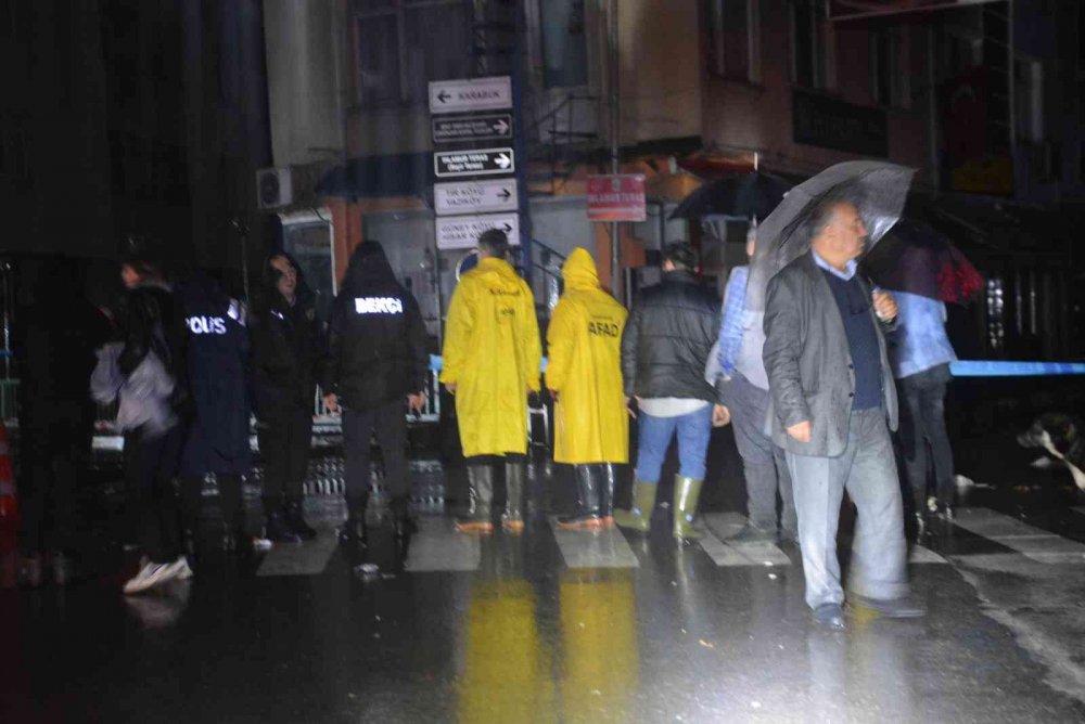 Yenice’yi sel bastı! Vatandaş sokağa döküldü! Esnaf ekmek teknelerini kurtarmak için seferber oldu