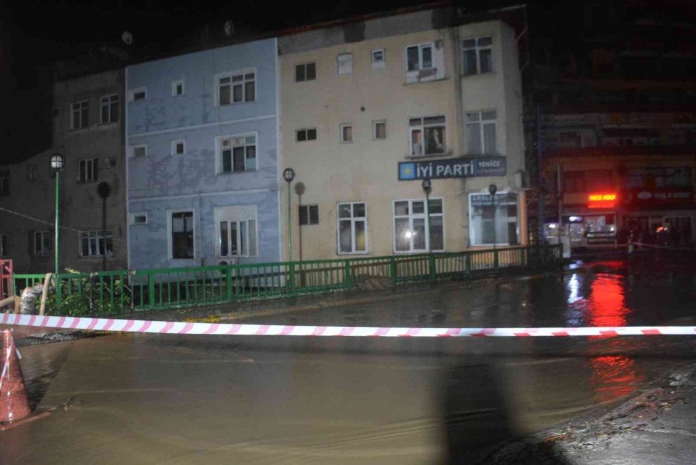 Yenice’yi sel bastı! Vatandaş sokağa döküldü! Esnaf ekmek teknelerini kurtarmak için seferber oldu