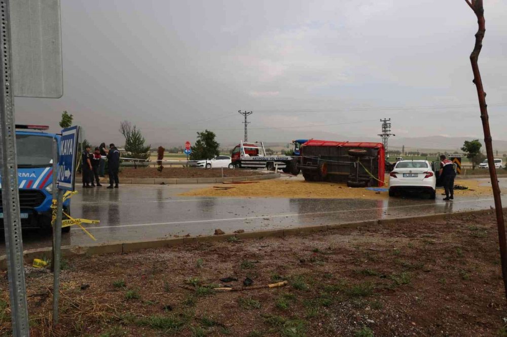 Afyon'da otomobil traktör römorkuna çarptı! Yabancı uyruklu 1 kişi ölü, 4 ağır yaralı