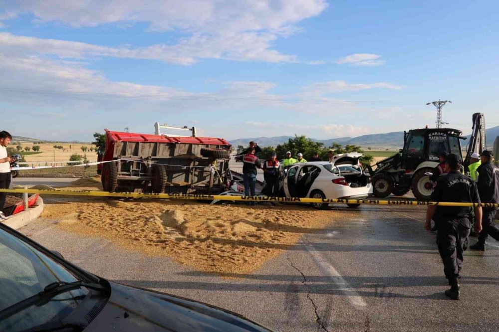 Afyon'da otomobil traktör römorkuna çarptı! Yabancı uyruklu 1 kişi ölü, 4 ağır yaralı